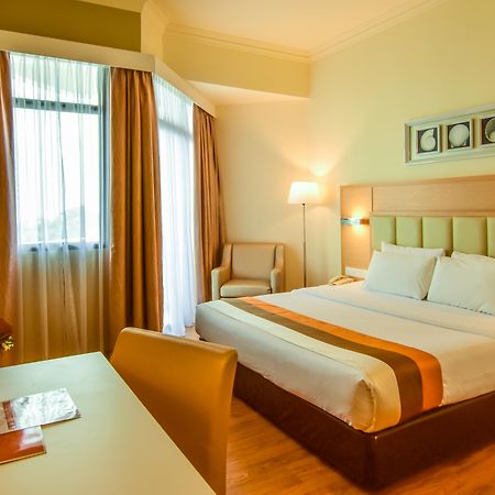Hotel Sentral Seaview @ ​Beachfront Танджунг-Бунга Экстерьер фото