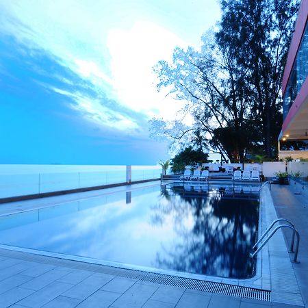 Hotel Sentral Seaview @ ​Beachfront Танджунг-Бунга Экстерьер фото