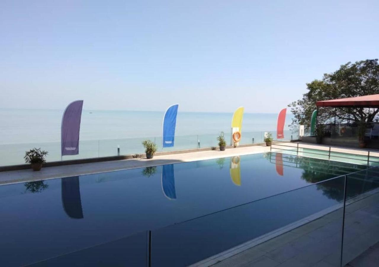 Hotel Sentral Seaview @ ​Beachfront Танджунг-Бунга Экстерьер фото