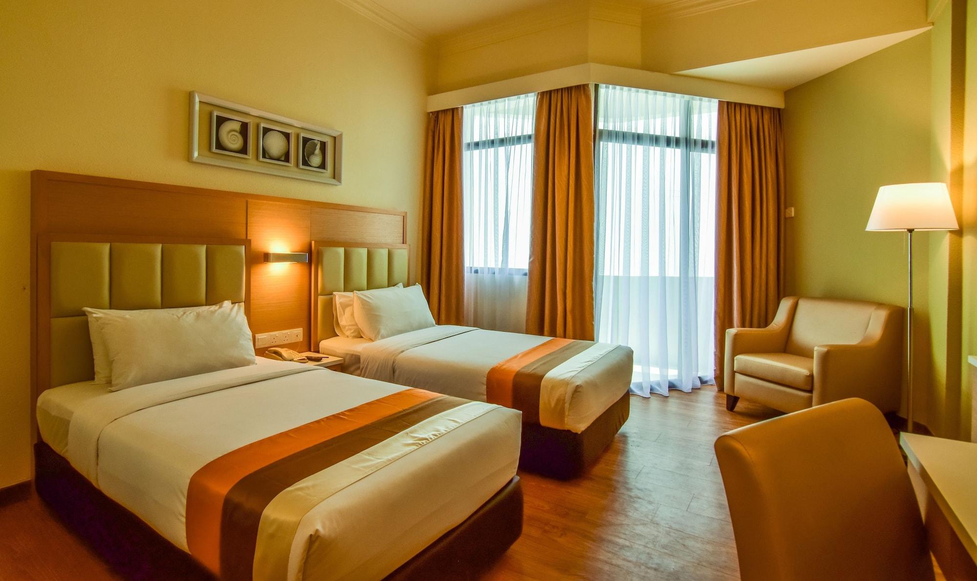 Hotel Sentral Seaview @ ​Beachfront Танджунг-Бунга Экстерьер фото