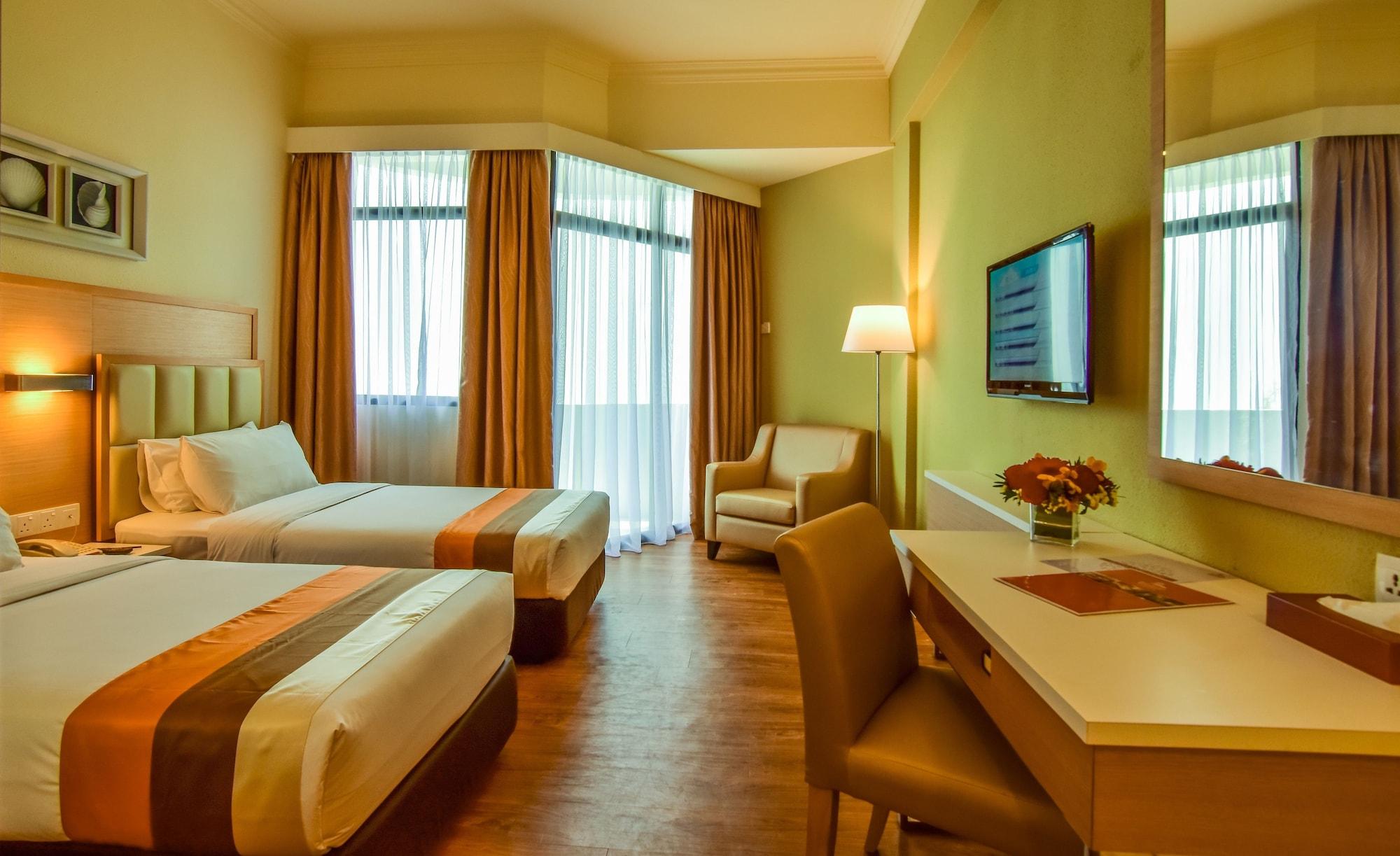 Hotel Sentral Seaview @ ​Beachfront Танджунг-Бунга Экстерьер фото