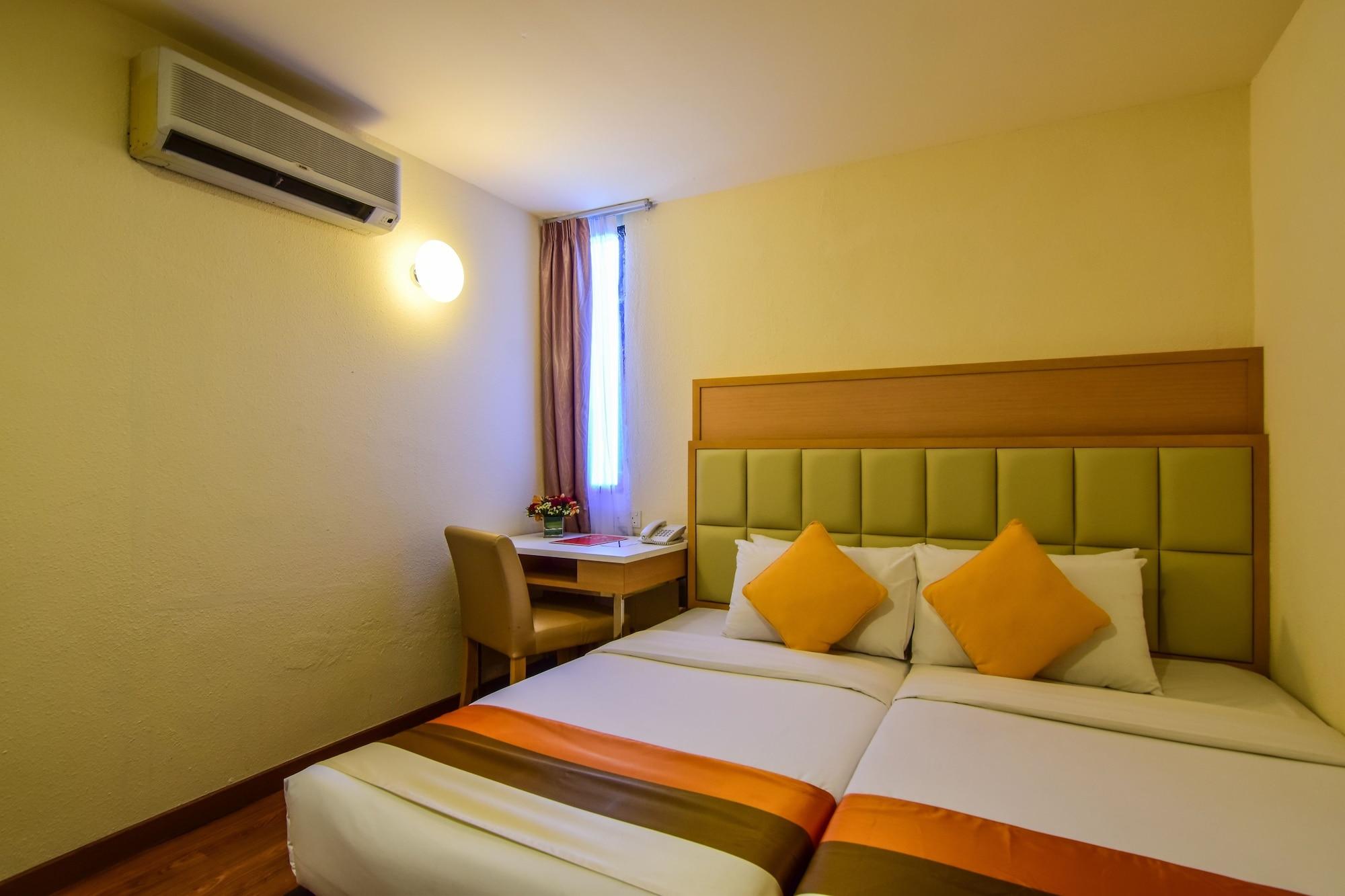 Hotel Sentral Seaview @ ​Beachfront Танджунг-Бунга Экстерьер фото