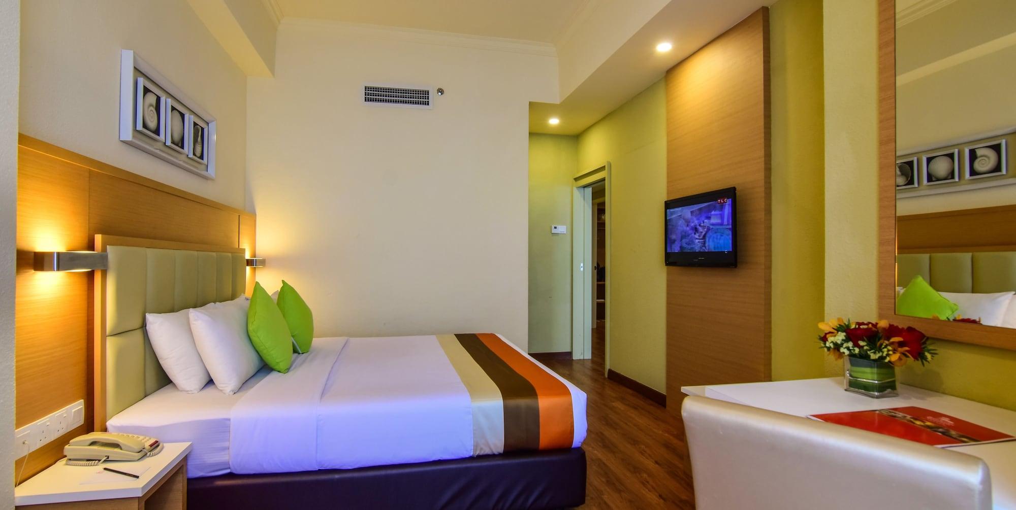 Hotel Sentral Seaview @ ​Beachfront Танджунг-Бунга Экстерьер фото