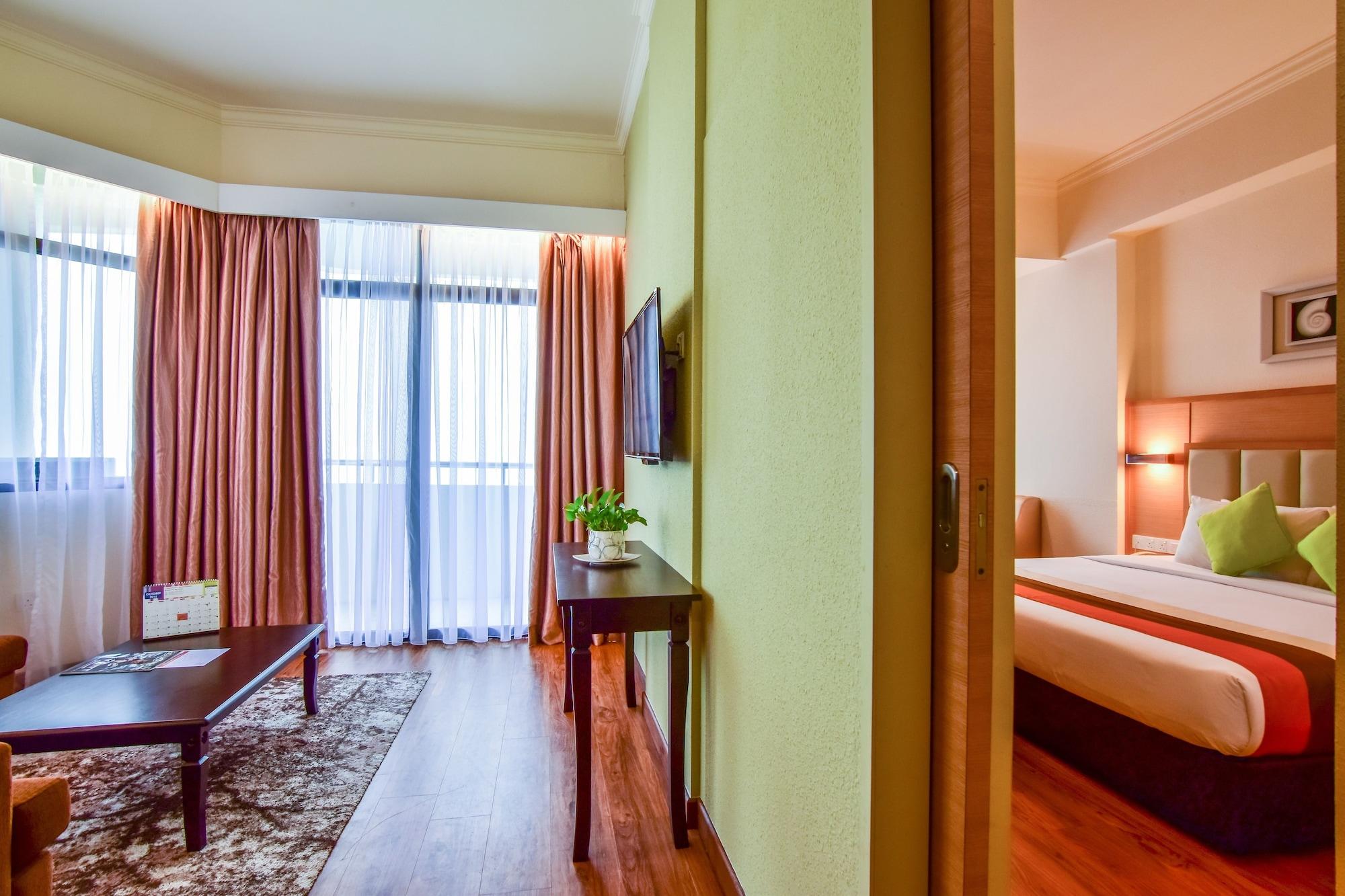 Hotel Sentral Seaview @ ​Beachfront Танджунг-Бунга Экстерьер фото