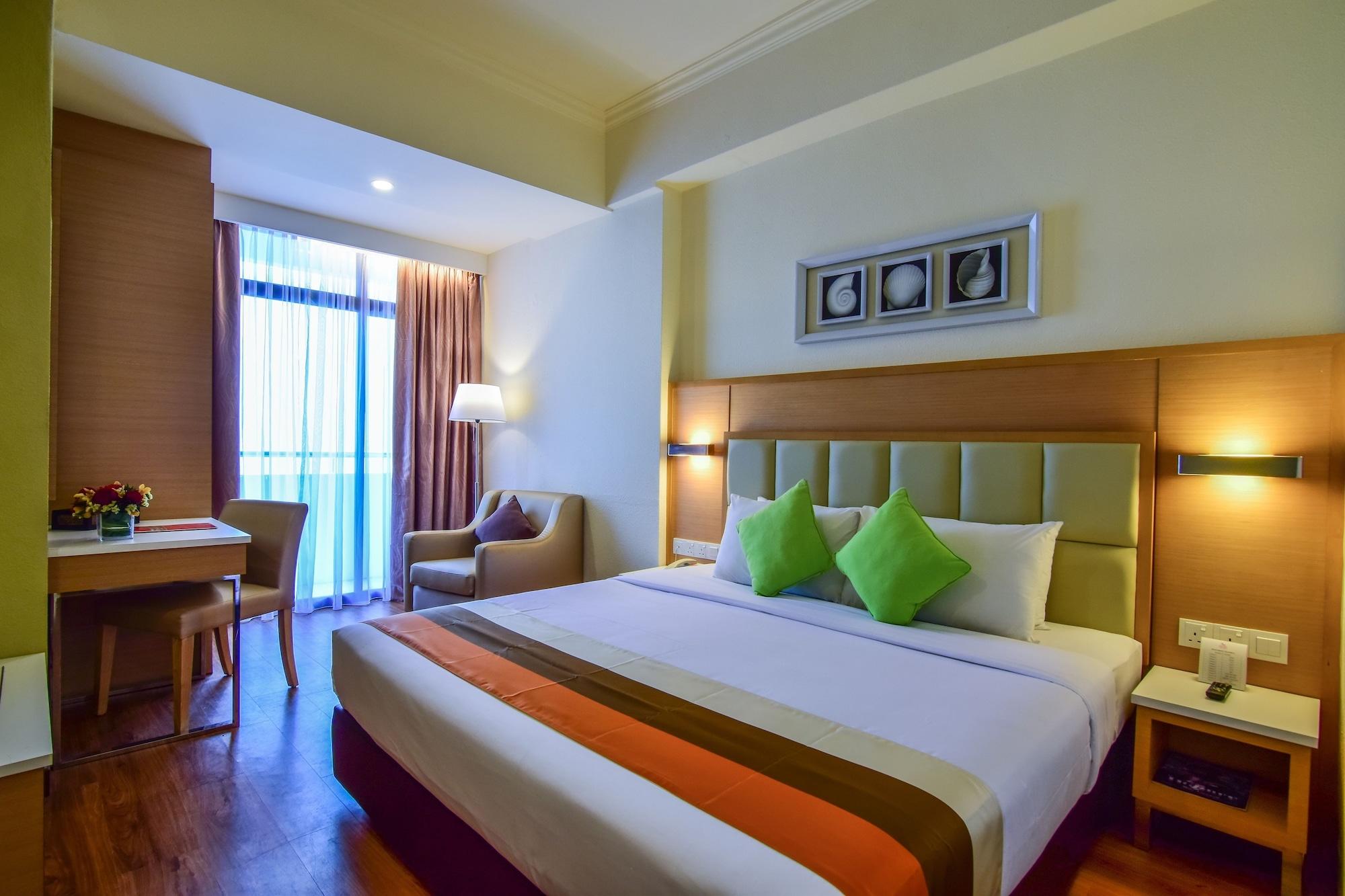Hotel Sentral Seaview @ ​Beachfront Танджунг-Бунга Экстерьер фото