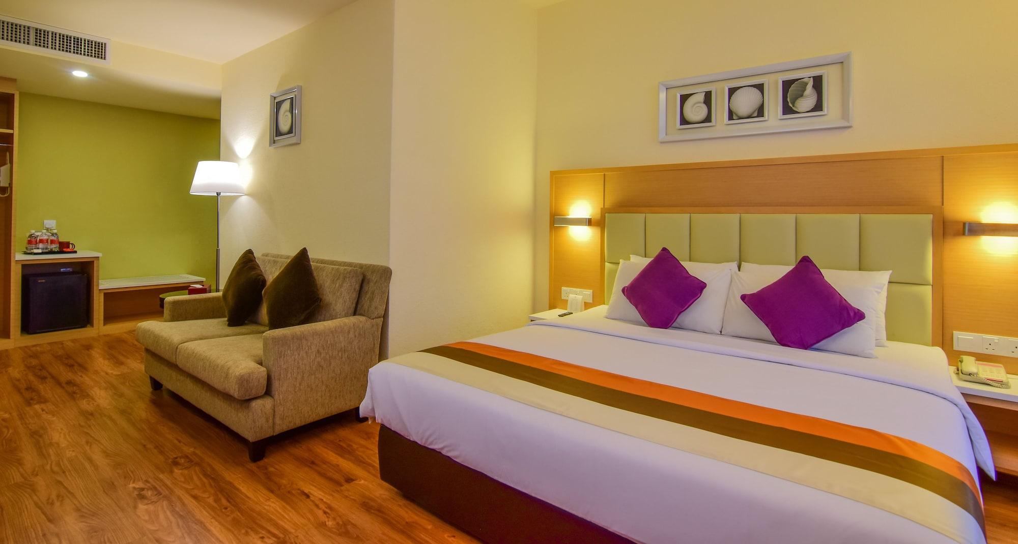 Hotel Sentral Seaview @ ​Beachfront Танджунг-Бунга Экстерьер фото