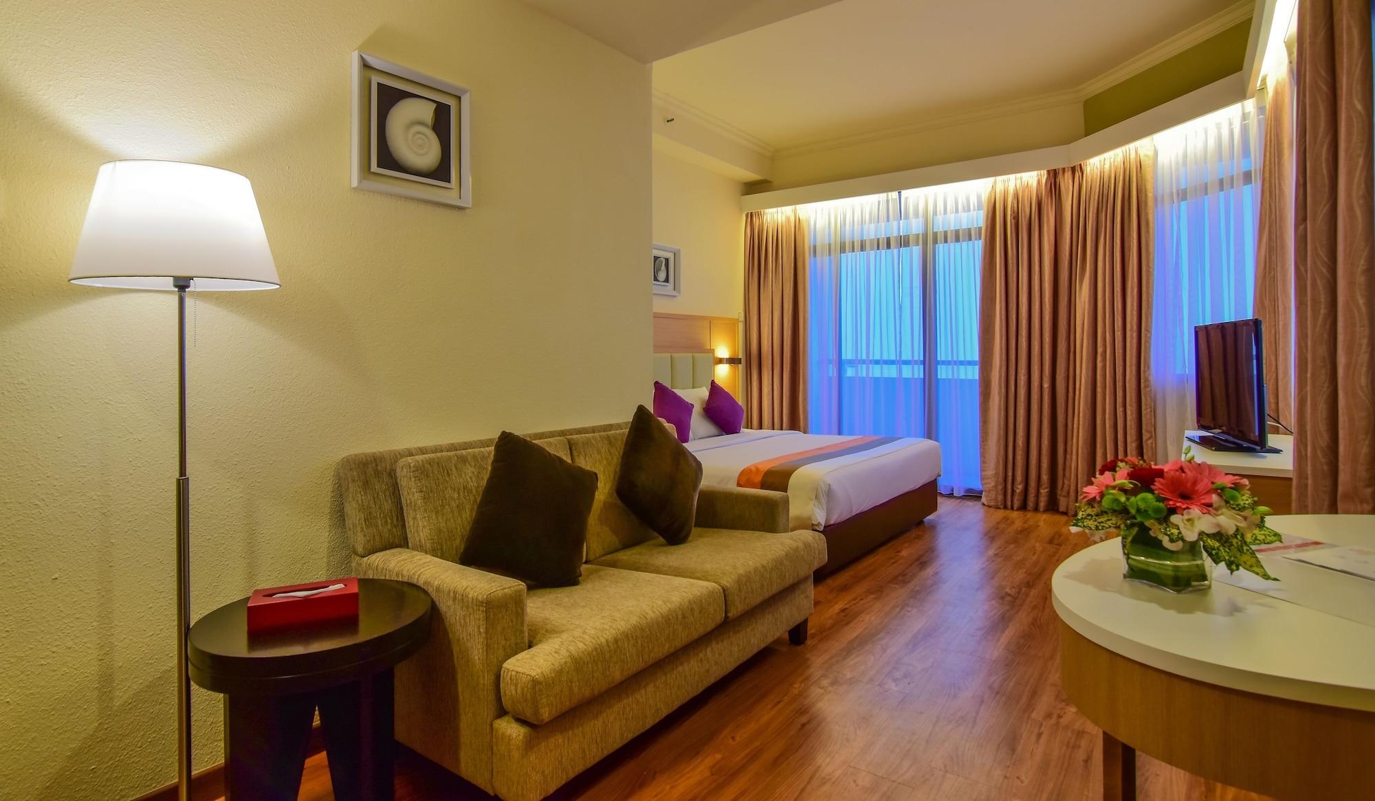 Hotel Sentral Seaview @ ​Beachfront Танджунг-Бунга Экстерьер фото