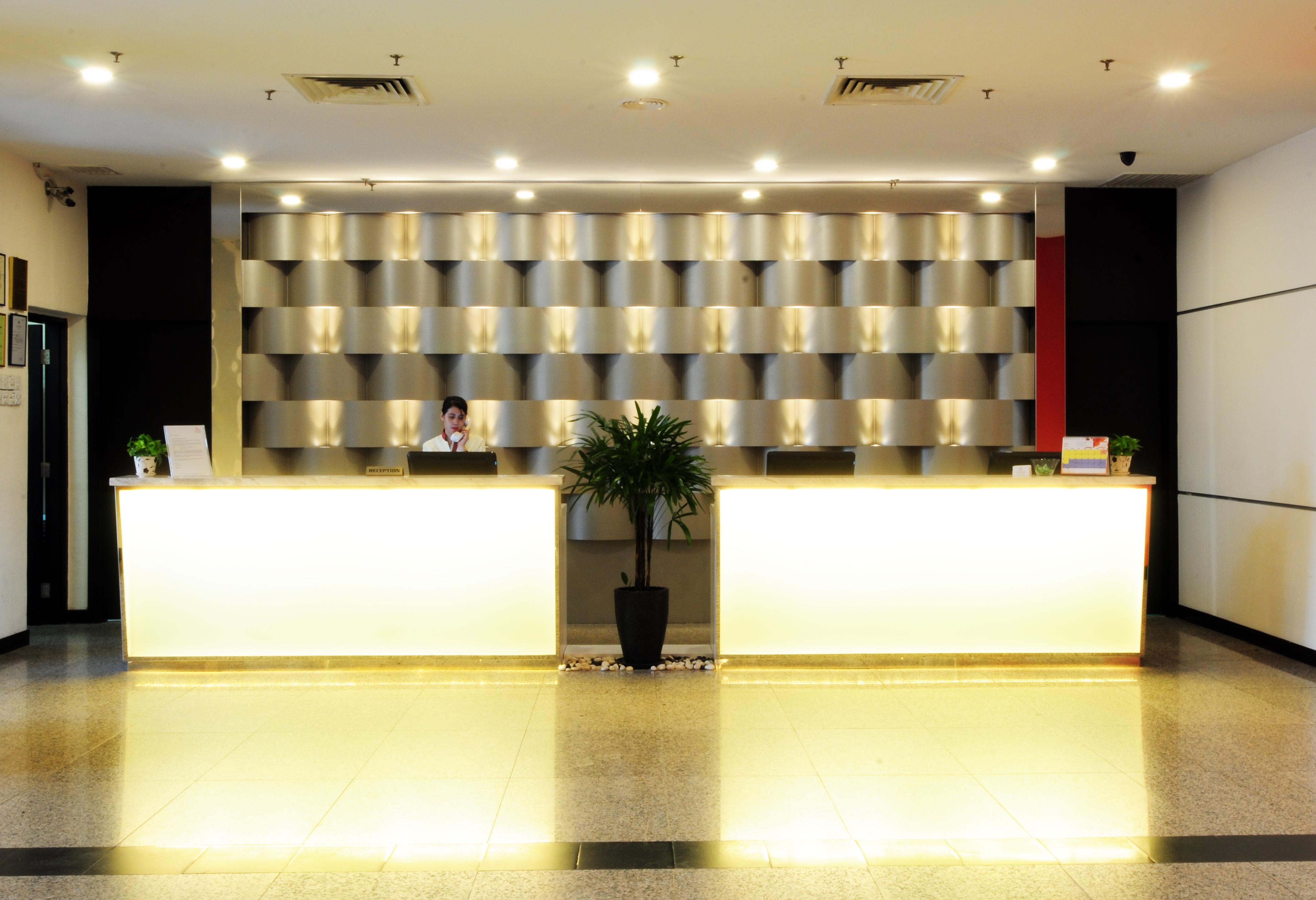 Hotel Sentral Seaview @ ​Beachfront Танджунг-Бунга Экстерьер фото