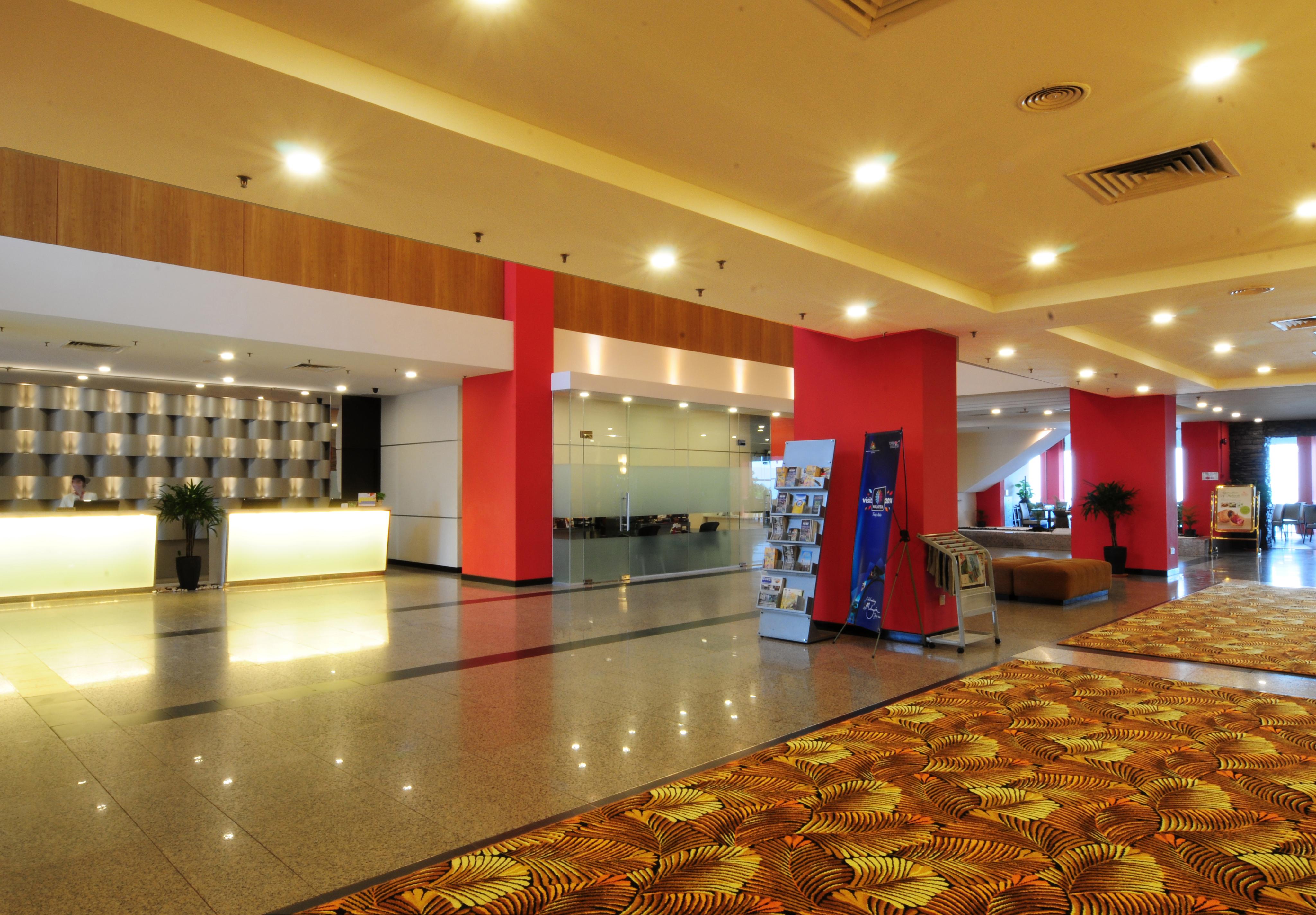 Hotel Sentral Seaview @ ​Beachfront Танджунг-Бунга Экстерьер фото