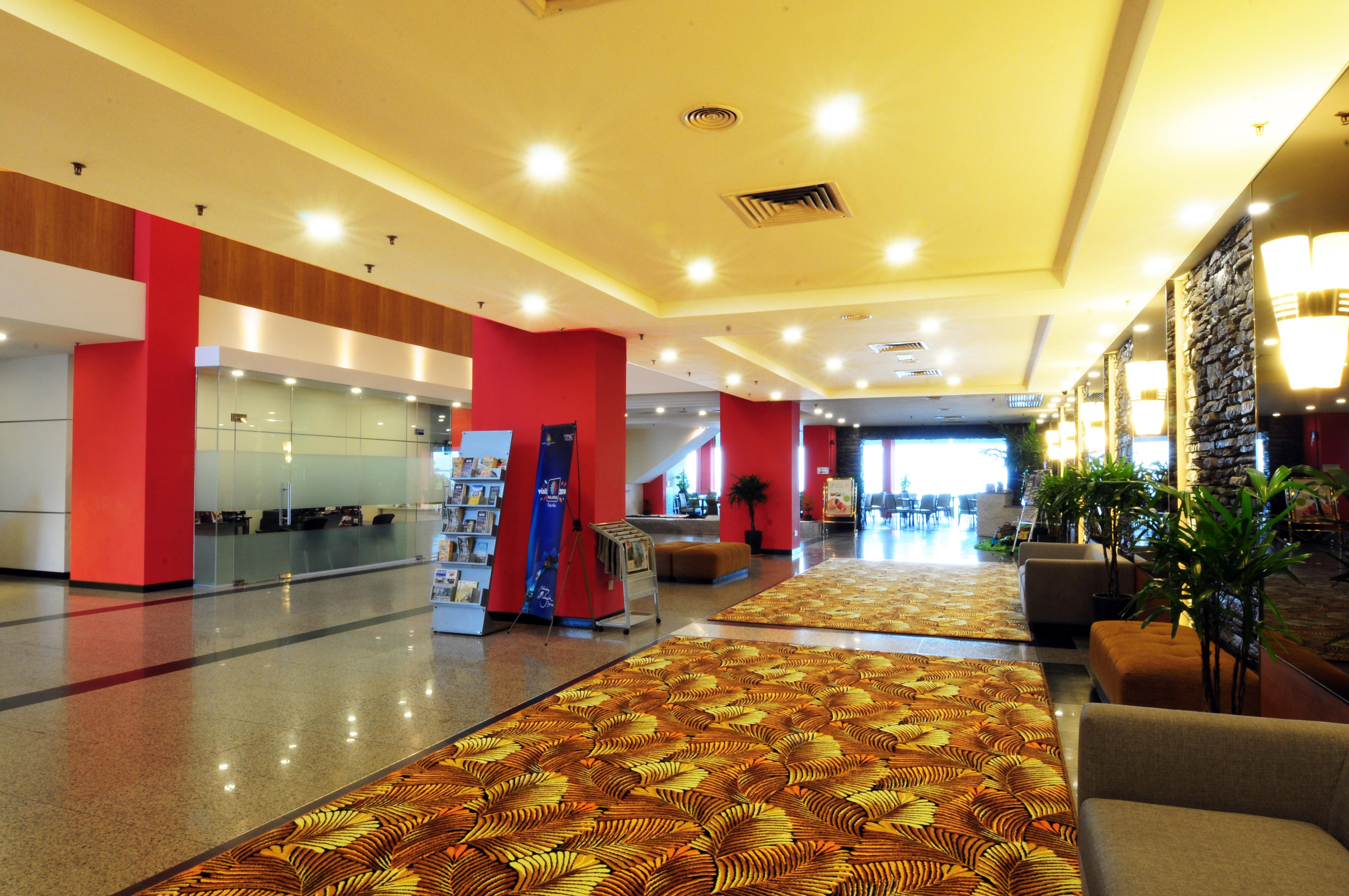 Hotel Sentral Seaview @ ​Beachfront Танджунг-Бунга Экстерьер фото