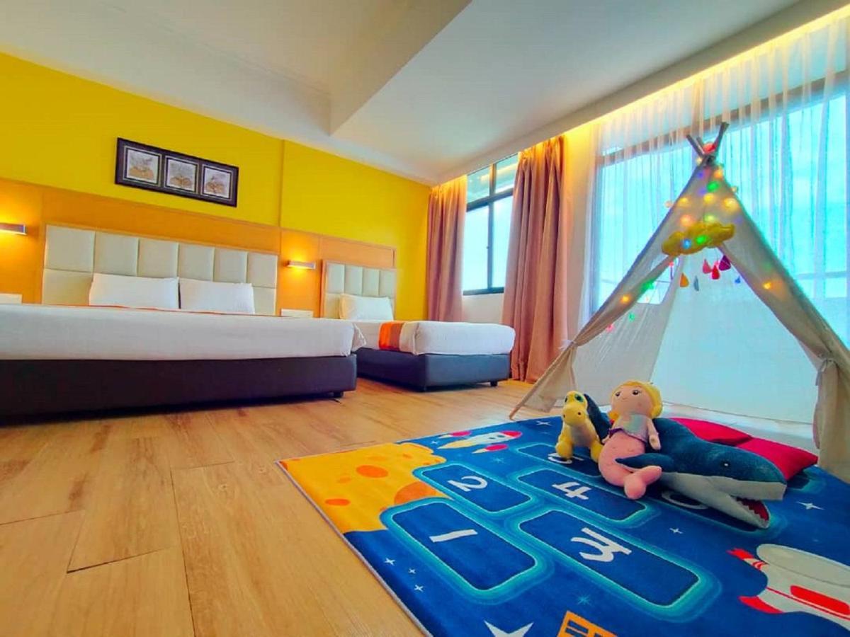 Hotel Sentral Seaview @ ​Beachfront Танджунг-Бунга Экстерьер фото