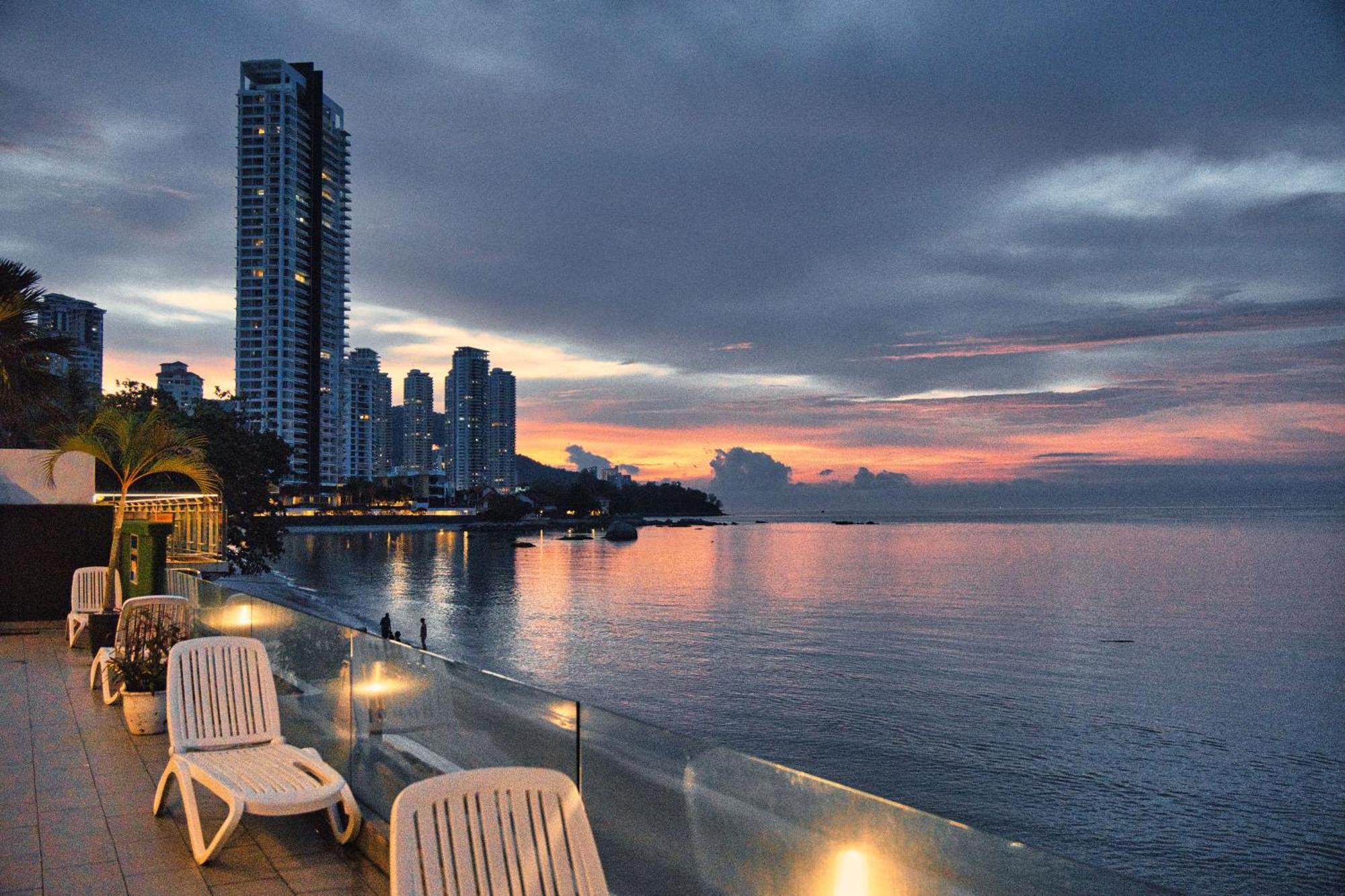 Hotel Sentral Seaview @ ​Beachfront Танджунг-Бунга Экстерьер фото