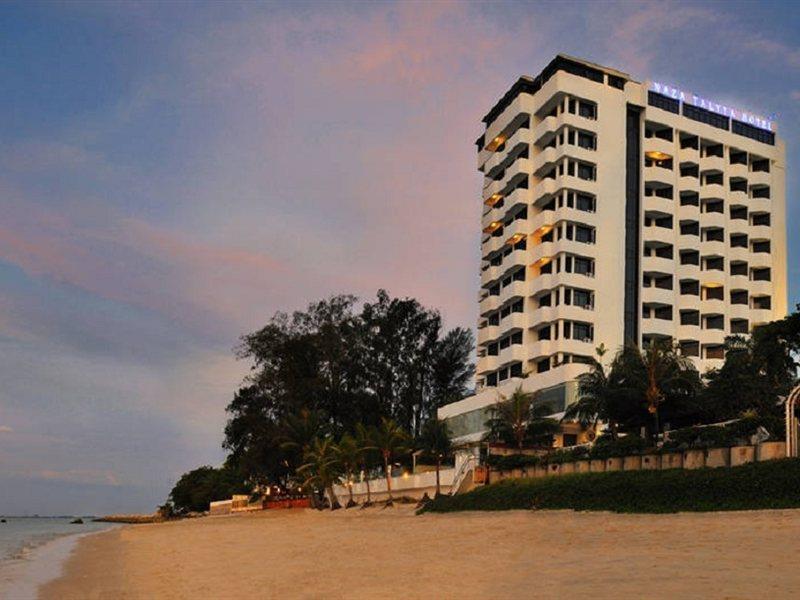Hotel Sentral Seaview @ ​Beachfront Танджунг-Бунга Экстерьер фото