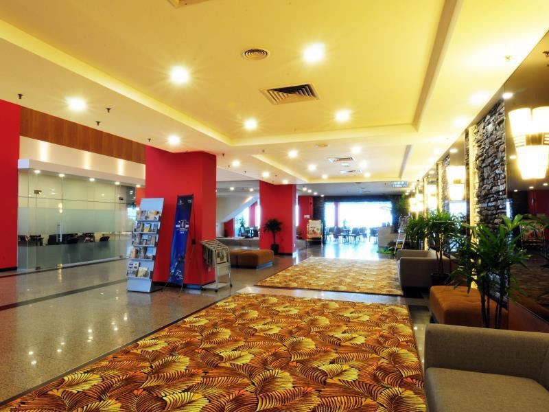 Hotel Sentral Seaview @ ​Beachfront Танджунг-Бунга Экстерьер фото