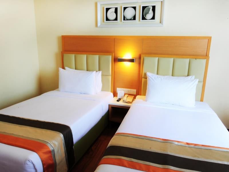 Hotel Sentral Seaview @ ​Beachfront Танджунг-Бунга Экстерьер фото