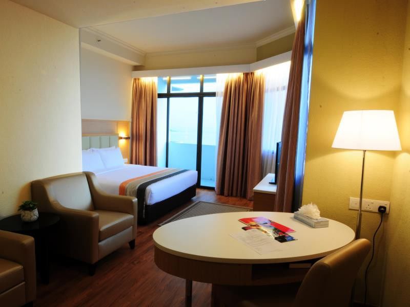Hotel Sentral Seaview @ ​Beachfront Танджунг-Бунга Экстерьер фото