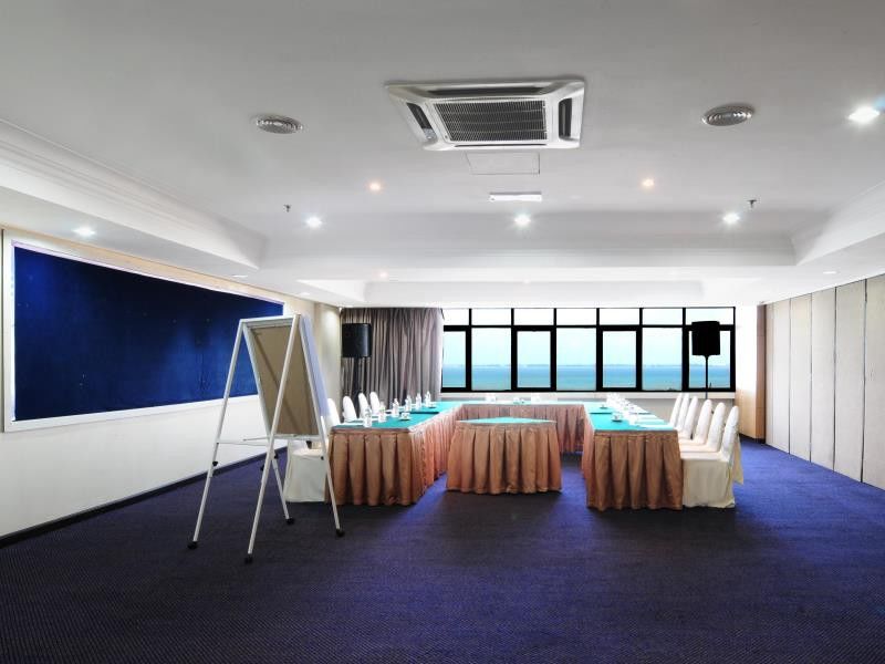 Hotel Sentral Seaview @ ​Beachfront Танджунг-Бунга Экстерьер фото