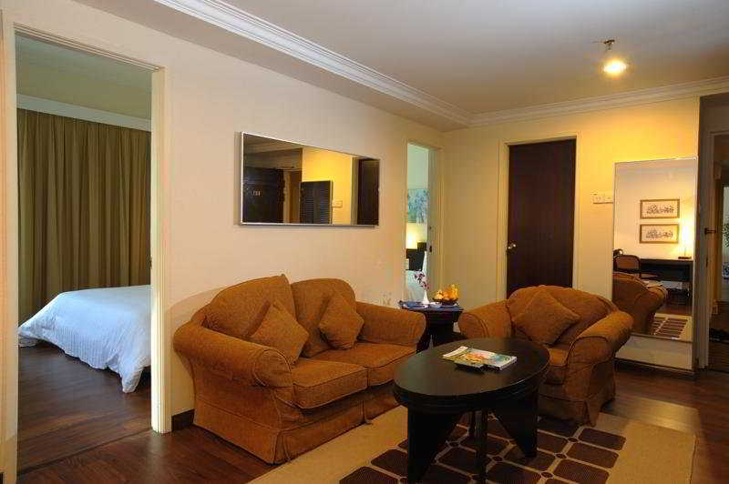 Hotel Sentral Seaview @ ​Beachfront Танджунг-Бунга Экстерьер фото