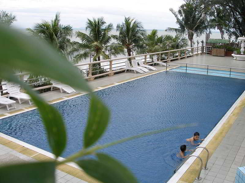 Hotel Sentral Seaview @ ​Beachfront Танджунг-Бунга Экстерьер фото
