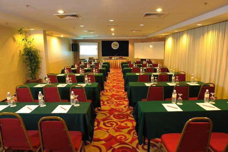 Hotel Sentral Seaview @ ​Beachfront Танджунг-Бунга Экстерьер фото