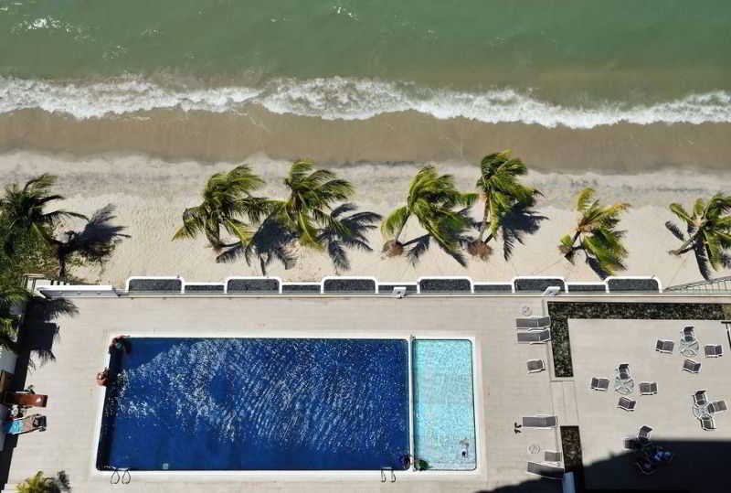 Hotel Sentral Seaview @ ​Beachfront Танджунг-Бунга Экстерьер фото