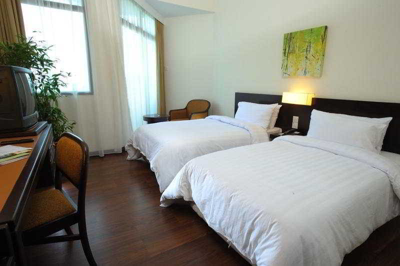Hotel Sentral Seaview @ ​Beachfront Танджунг-Бунга Экстерьер фото