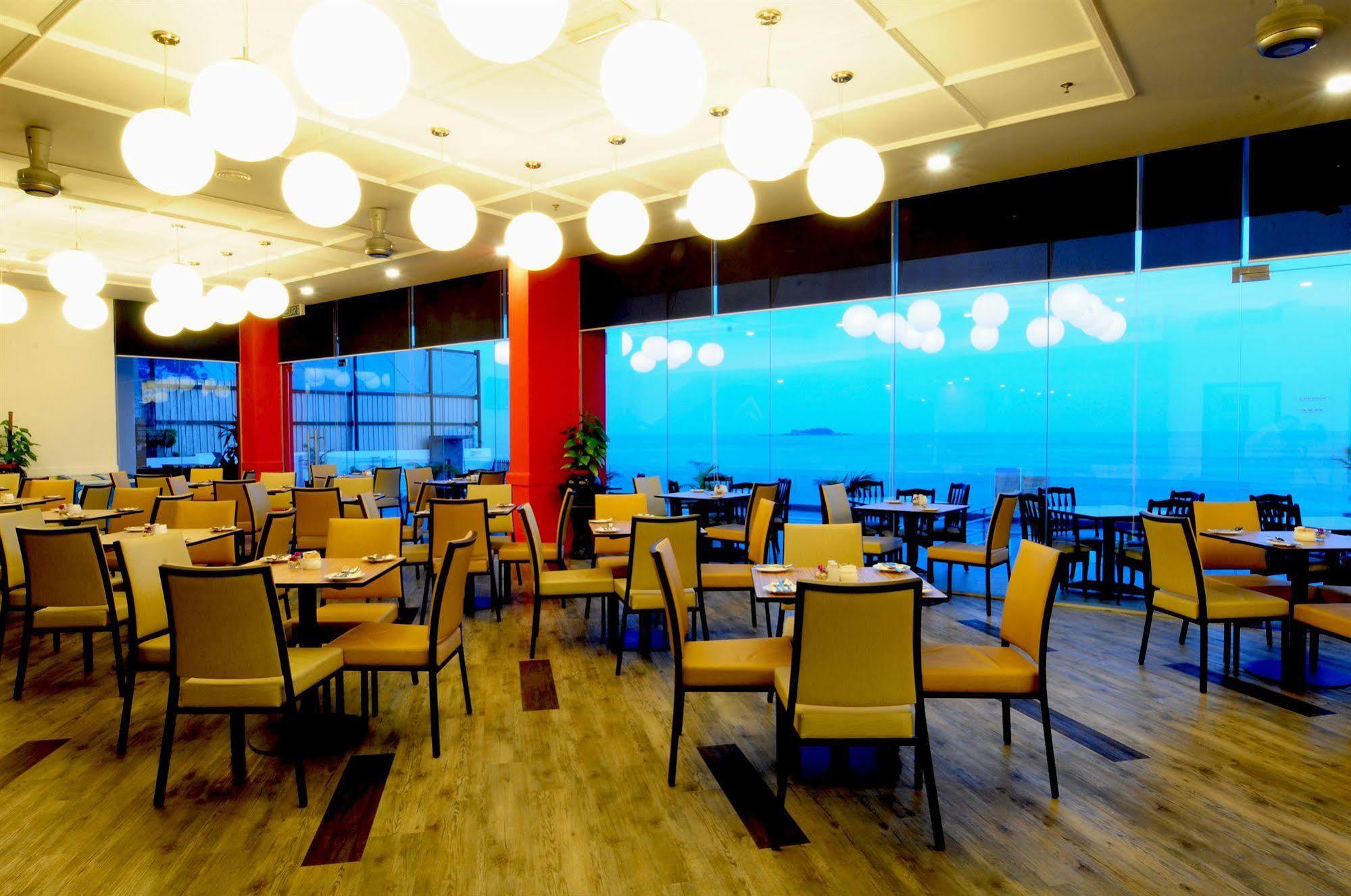 Hotel Sentral Seaview @ ​Beachfront Танджунг-Бунга Экстерьер фото