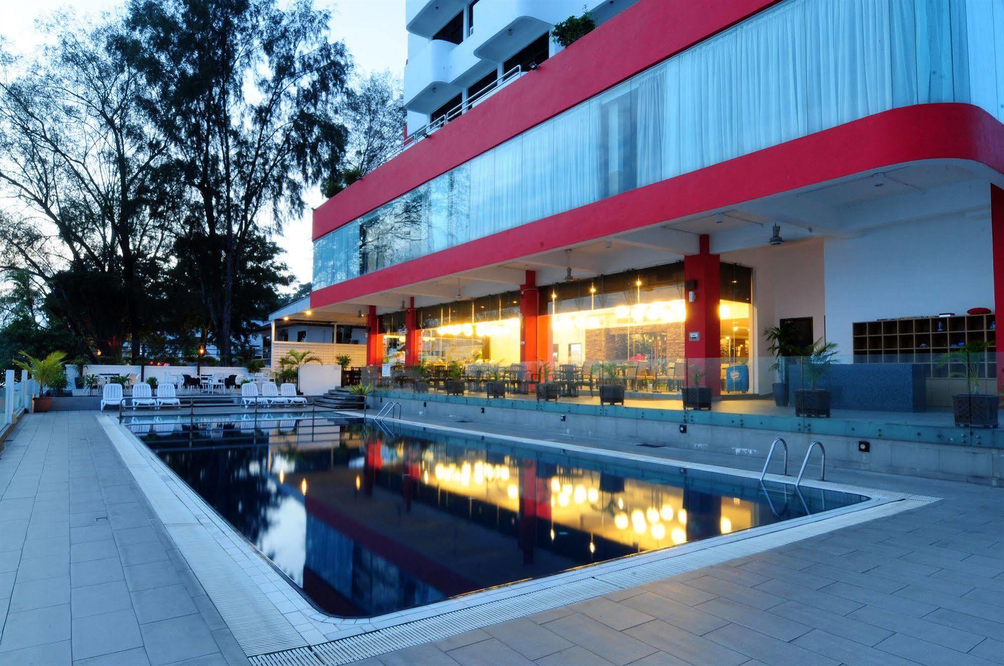 Hotel Sentral Seaview @ ​Beachfront Танджунг-Бунга Экстерьер фото