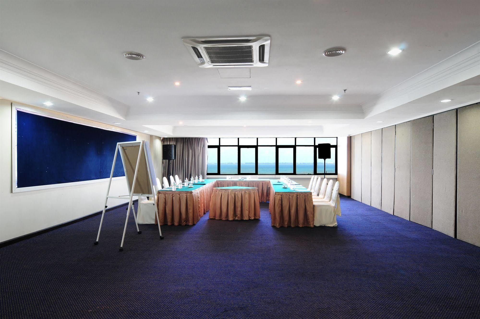 Hotel Sentral Seaview @ ​Beachfront Танджунг-Бунга Экстерьер фото
