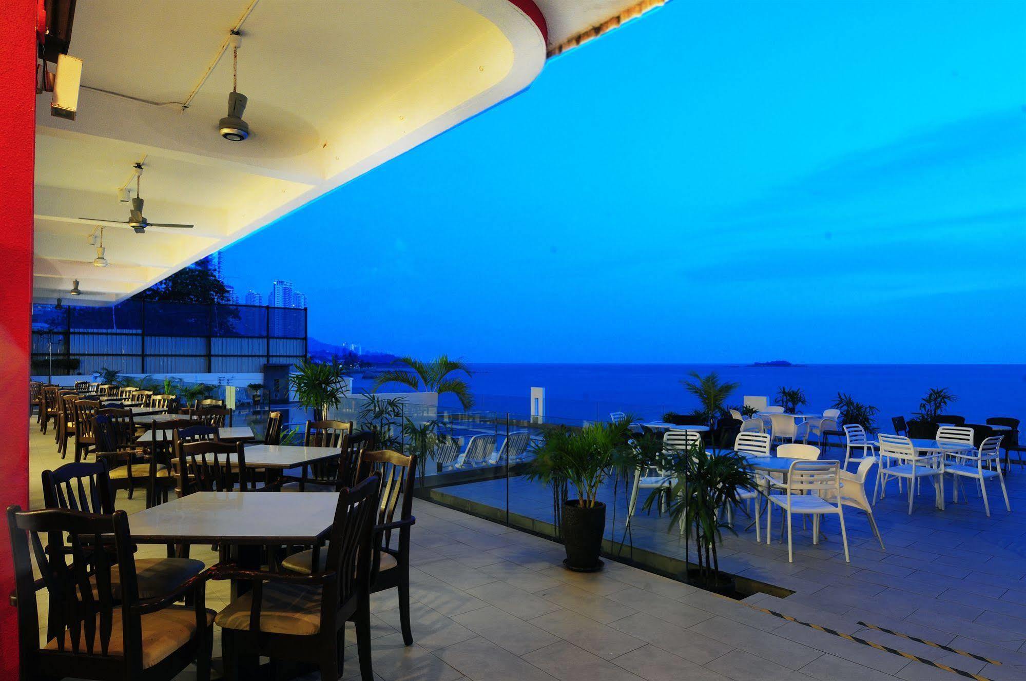 Hotel Sentral Seaview @ ​Beachfront Танджунг-Бунга Экстерьер фото
