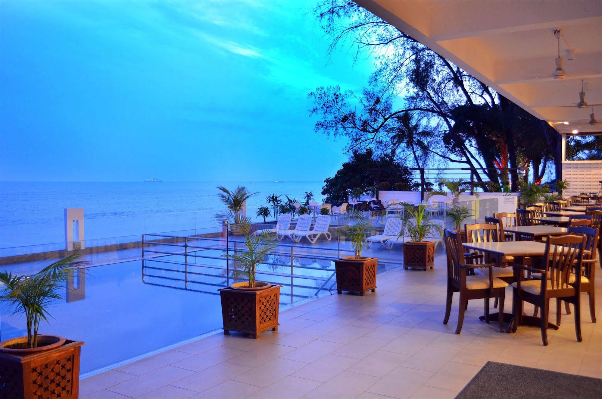 Hotel Sentral Seaview @ ​Beachfront Танджунг-Бунга Экстерьер фото